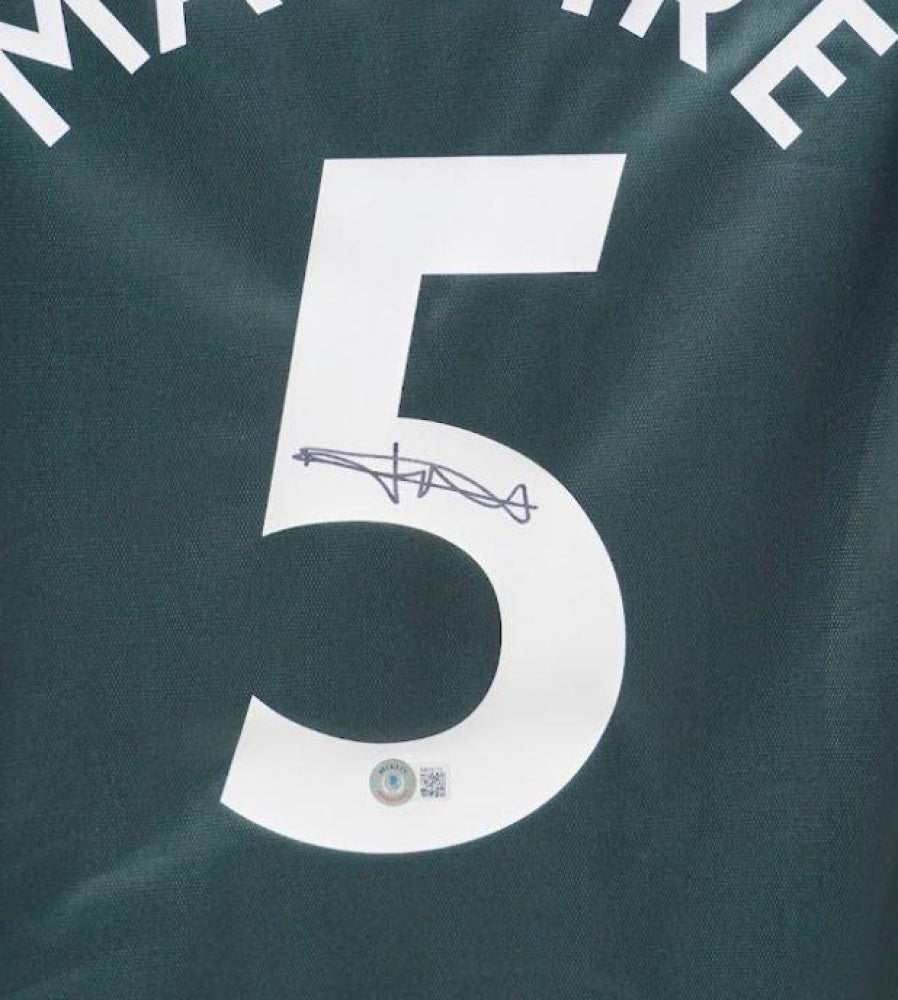 Harry Maguire Signed Manchester United Jersey (Beckett)